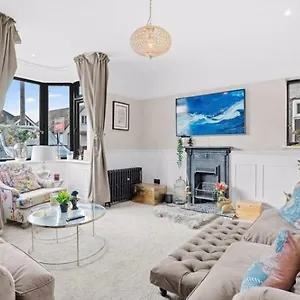 https://victorian-town-house-central-cheltenham.cardiffhotelswales.com